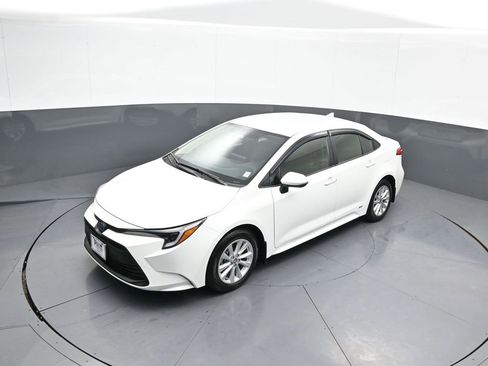 Certified 2025 Toyota Corolla LE image 32