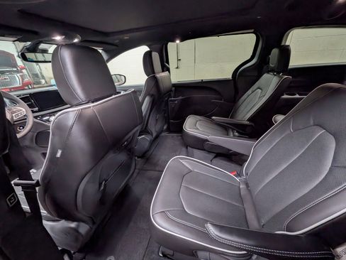 New 2026 Chrysler Pacifica Limited image 6