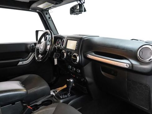 Used 2017 Jeep Wrangler Sahara w/ Connectivity Group AWD/4WD image 10