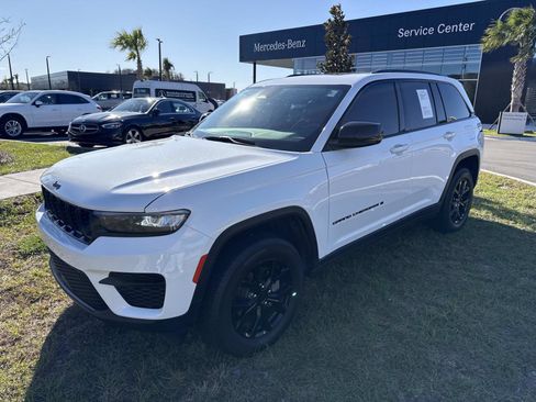 Used 2024 Jeep Grand Cherokee Altitude image 7