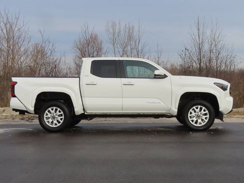 Used 2024 Toyota Tacoma SR5 image 2