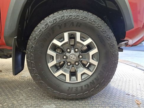 Used 2022 Toyota Tacoma TRD Off-Road w/ Technology Package AWD/4WD image 32