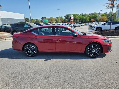 Certified 2024 Nissan Altima 2.5 SR image 3