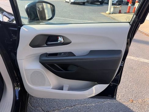 Used 2024 Chrysler Pacifica Touring-L FWD image 32