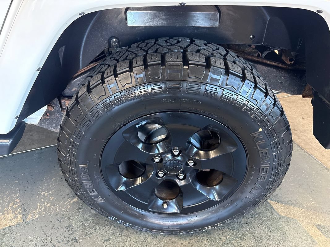 Used 2015 Jeep Wrangler Unlimited Sahara w/ Connectivity Group AWD/4WD image 29