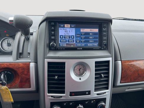 Used 2008 Chrysler Town & Country Touring image 33