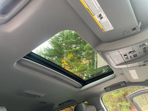 Used 2020 GMC Yukon Denali w/ Denali Premium Package image 24