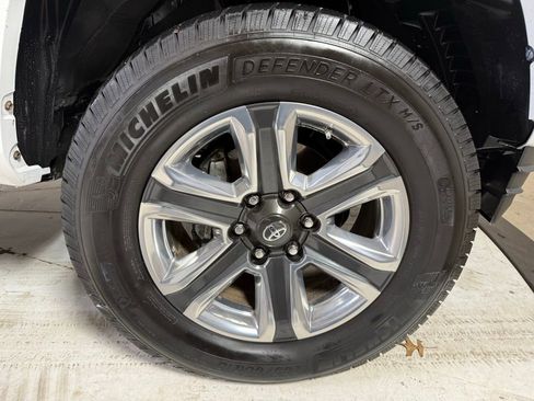 Used 2017 Toyota Tacoma Limited image 9