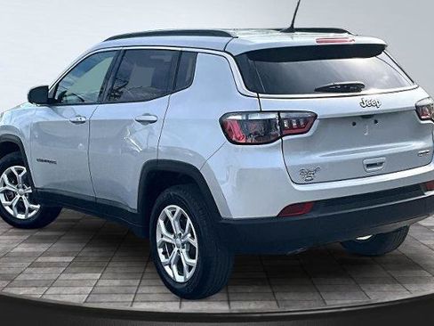 Used 2024 Jeep Compass Latitude AWD/4WD image 2