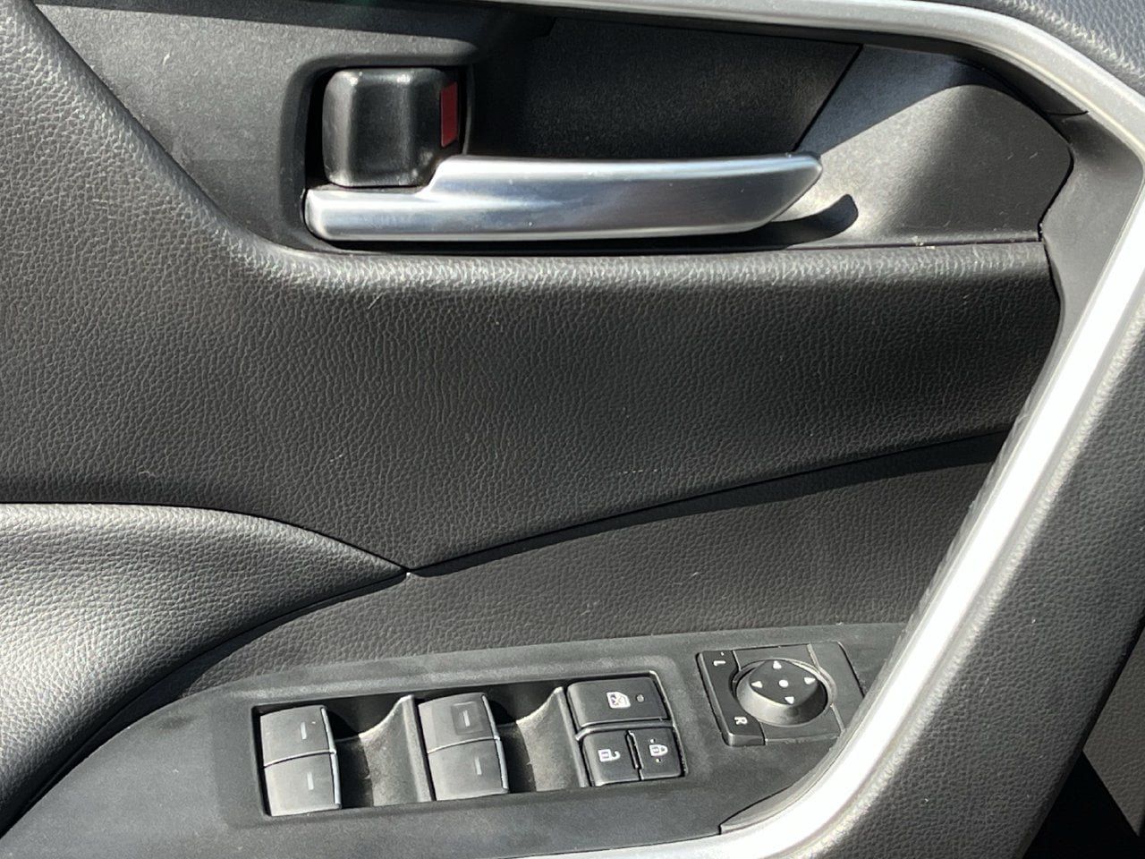 Used 2025 Toyota RAV4 XLE AWD/4WD image 21
