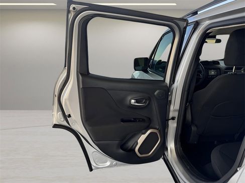 Used 2015 Jeep Renegade Latitude w/ Popular Equipment Group image 17