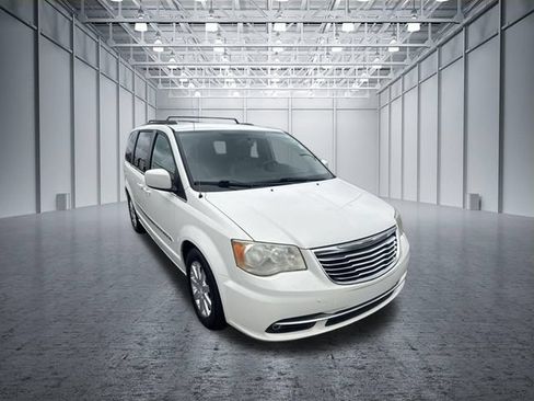 Used 2013 Chrysler Town & Country Touring FWD image 7