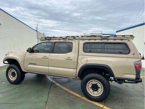 Used 2017 Toyota Tacoma TRD Off-Road image 16