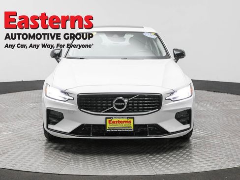 Used 2022 Volvo S60 B5 Momentum image 2
