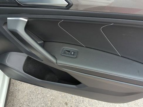 Used 2023 Volkswagen Tiguan SE image 34