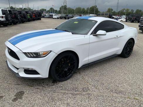 Used 2016 Ford Mustang Coupe RWD image 4