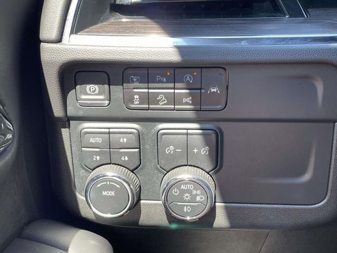 Used 2025 Chevrolet Suburban Z71 AWD/4WD image 29