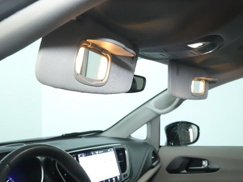 Used 2024 Chrysler Pacifica Limited FWD image 19