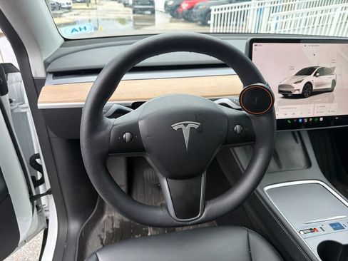 Used 2024 Tesla Model Y Long Range AWD/4WD image 17
