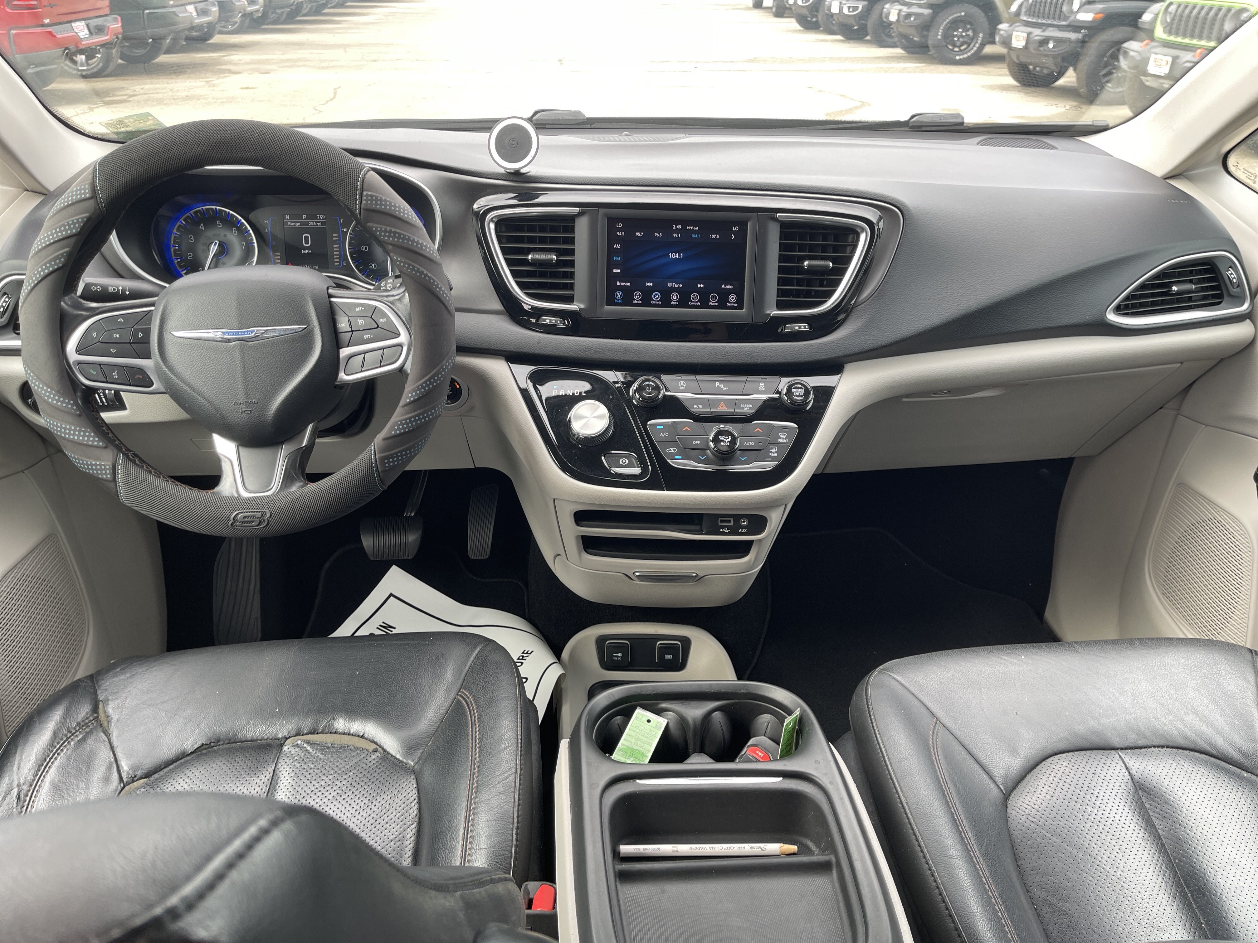 Used 2020 Chrysler Pacifica Touring-L w/ Tire & Wheel Group FWD image 24