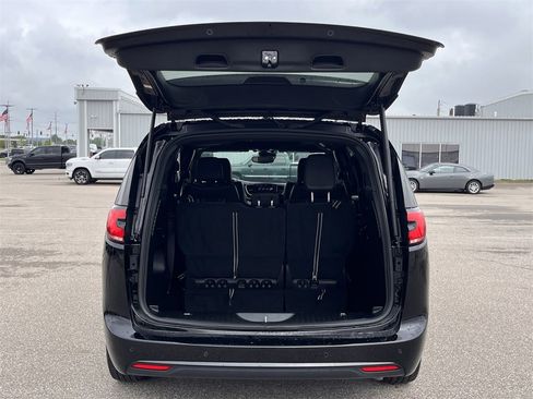 Used 2024 Chrysler Pacifica Touring-L w/ S Appearance Package image 11