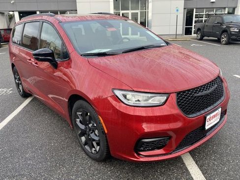 New 2026 Chrysler Pacifica Limited w/ S Appearance Package image 2