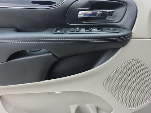Used 2019 Dodge Grand Caravan SXT FWD image 13
