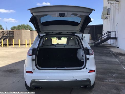 Used 2019 Jeep Cherokee Overland w/ Technology Group FWD image 9