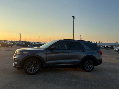 Used 2021 Ford Explorer XLT w/ Equipment Group 202A RWD image 13