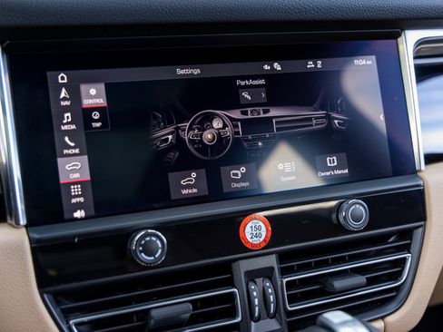 Certified 2025 Porsche Macan image 34