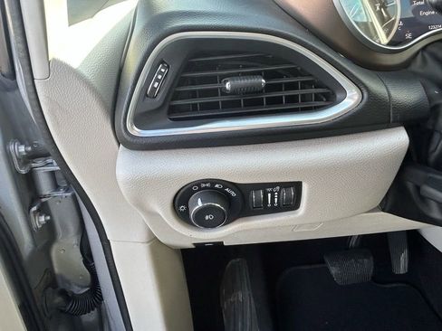 Used 2017 Chrysler Pacifica Touring-L Plus w/ Uconnect Theatre Group image 21