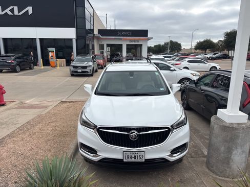 Used 2018 Buick Enclave Essence image 4