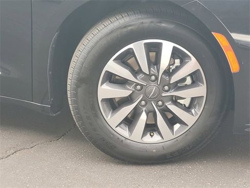 Certified 2024 Chrysler Pacifica Select image 3