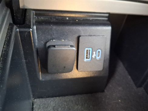 Used 2023 Ford Explorer Limited image 26