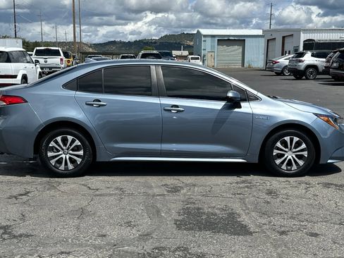 Used 2021 Toyota Corolla LE FWD image 3