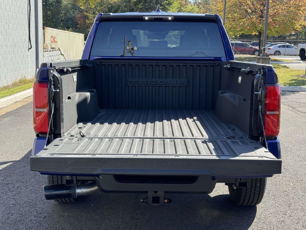 Used 2025 Toyota Tacoma SR5 AWD/4WD image 17