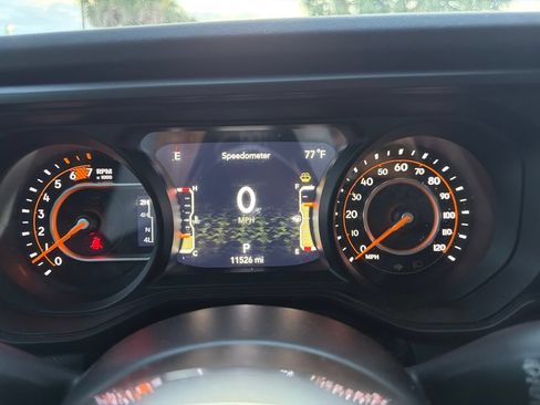 Used 2025 Jeep Wrangler Unlimited Sahara AWD/4WD image 8