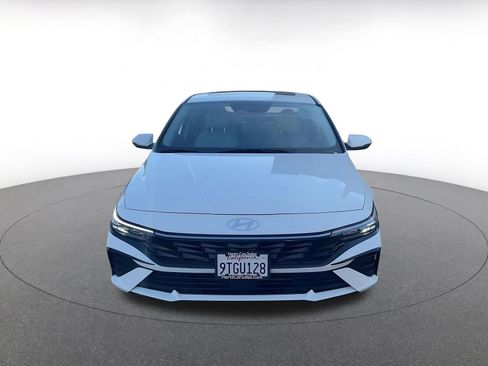 Used 2025 Hyundai Elantra Limited image 4