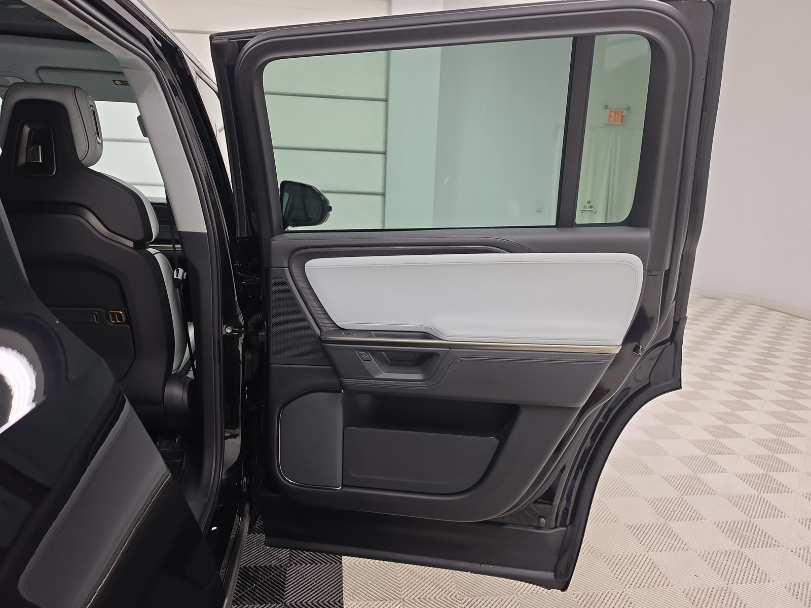Used 2025 Rivian R1S Adventure Dual AWD/4WD image 19