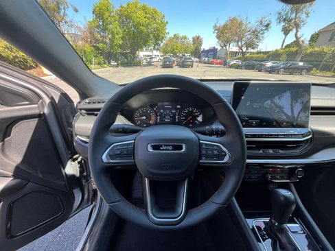 Used 2025 Jeep Compass Trailhawk AWD/4WD image 33