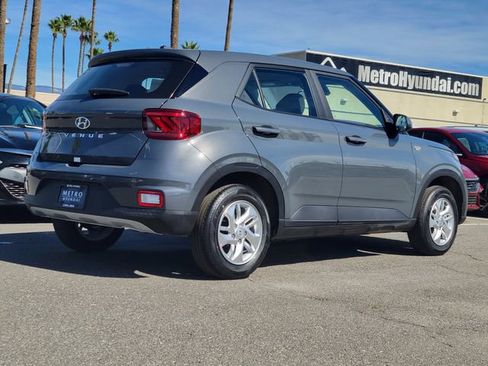 Used 2026 Hyundai Venue SE image 2