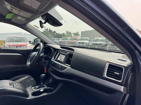 Used 2018 Toyota Highlander LE AWD/4WD image 34