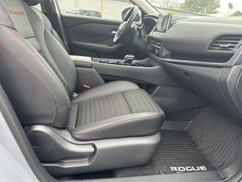 Used 2025 Nissan Rogue SV image 15
