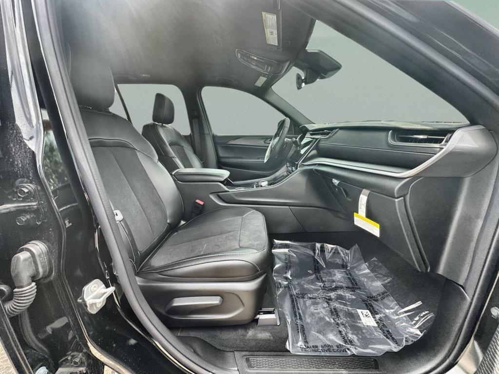 New 2025 Jeep Grand Cherokee Altitude RWD image 28