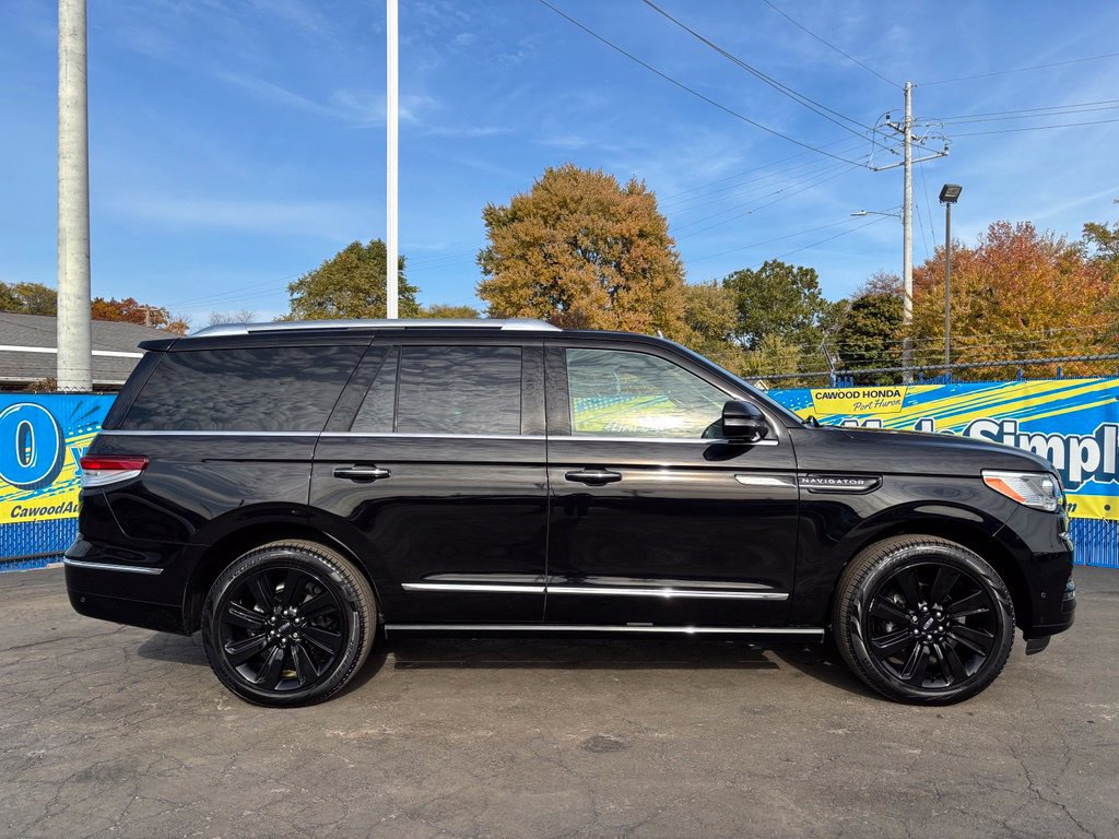 Used 2024 Lincoln Navigator Reserve w/ Monochromatic Package AWD/4WD image 2