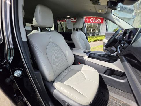 Used 2024 Toyota Grand Highlander XLE AWD/4WD image 21