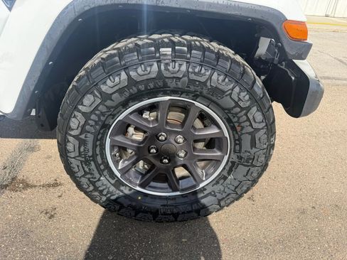 Used 2023 Jeep Gladiator Overland image 9