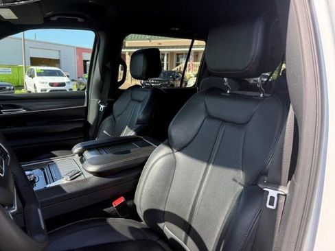 Used 2024 Jeep Wagoneer L Series II w/ Flexible Seating Group AWD/4WD image 12