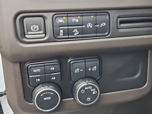 Used 2022 Chevrolet Suburban Z71 AWD/4WD image 15