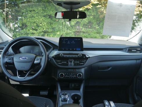 Certified 2025 Ford Escape Active AWD/4WD image 9